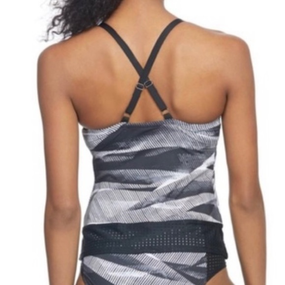 SOLD! NIKE Lineup Crossback Tankini Swim Top - Picture 2 of 4